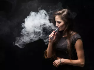 Jonge dame aan het vapen
